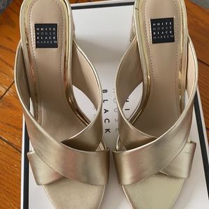 White House Black Market Rare Winslow Pumps